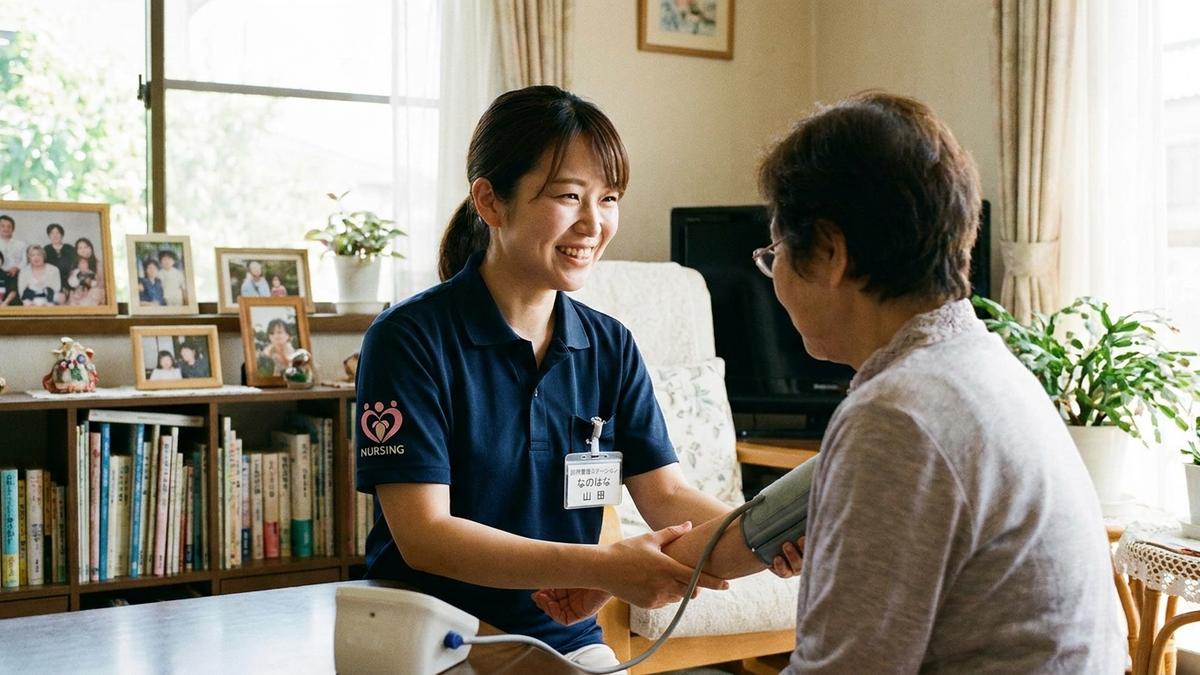 訪問看護師として高齢者宅でケアを行う看護師