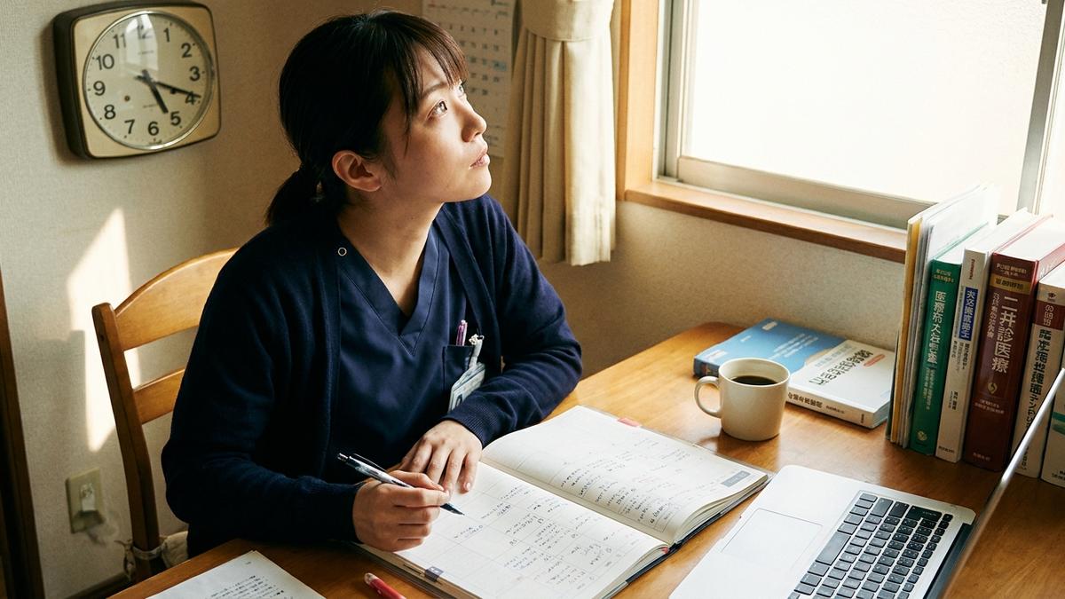 訪問看護師がスケジュール管理をしている様子